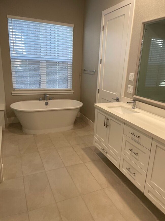 Building Photo - Serene View Road