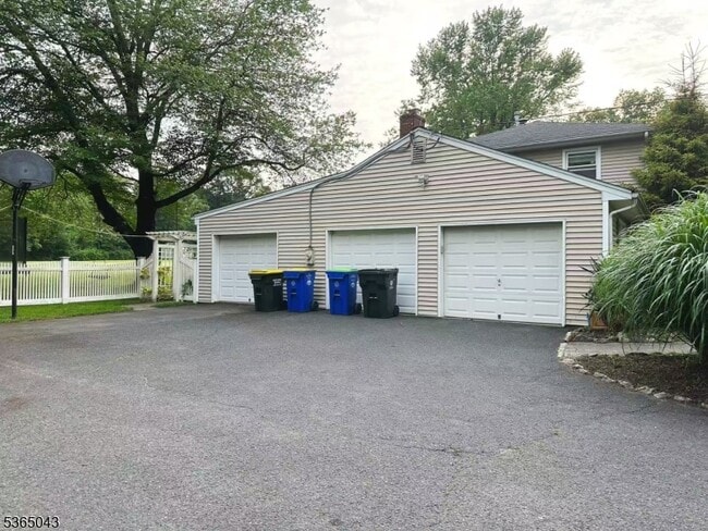 Building Photo - 21 Meadowview Rd