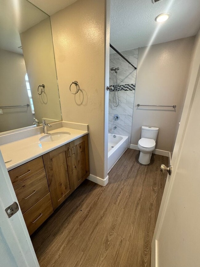 Building Photo - Parkside Townhouse