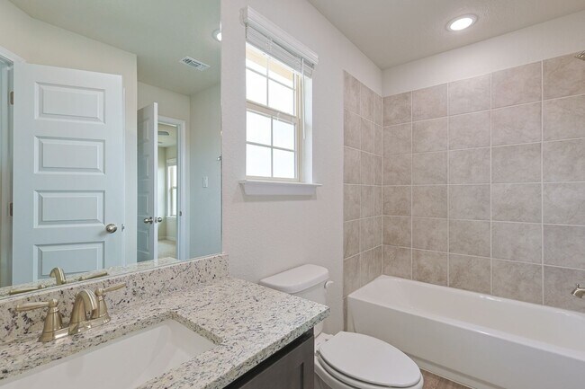 Building Photo - Modern Townhouse in New Braunfels