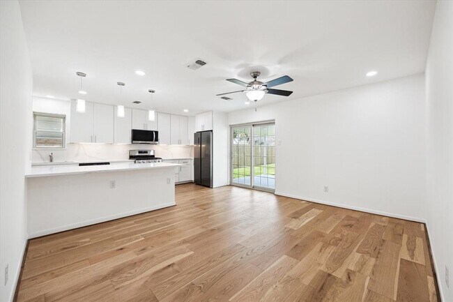 Building Photo - 5602 Hialeah Dr