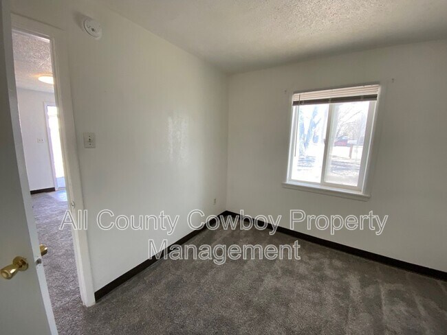 Building Photo - 864 N 5th St