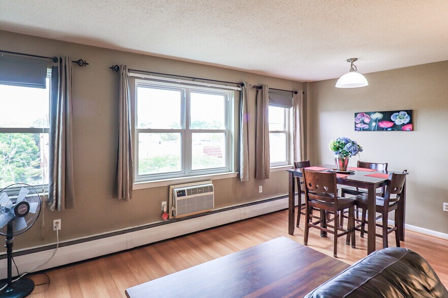 Building Photo - 40 Owen St