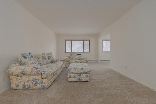 Building Photo - 8 E Lawrence Park Dr