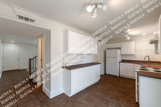 Building Photo - 935 N Venice Ave