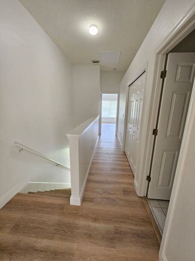 Building Photo - 2 Bedroom, 1.5 bath townhome in gated comm...