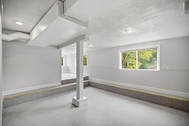 Building Photo - Steps from Green Lake ,6 bed 3 bath home with 2 kitchens and 2 laundry rooms.