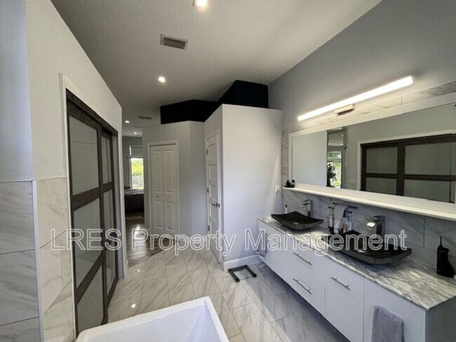 Building Photo - 124 Wimbledon Cir