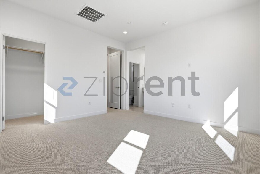 Building Photo - Unit