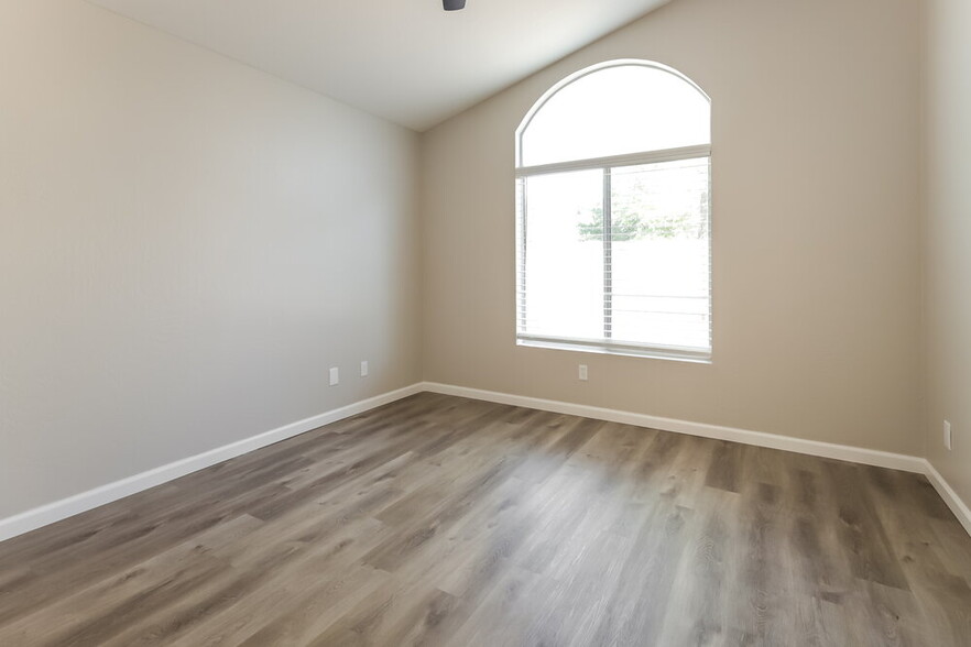 Building Photo - 8338 W Bluefield Ave