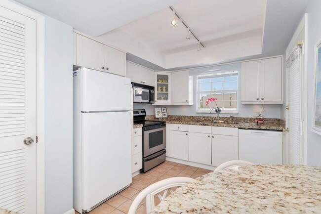 Building Photo - 907 Marina Dr