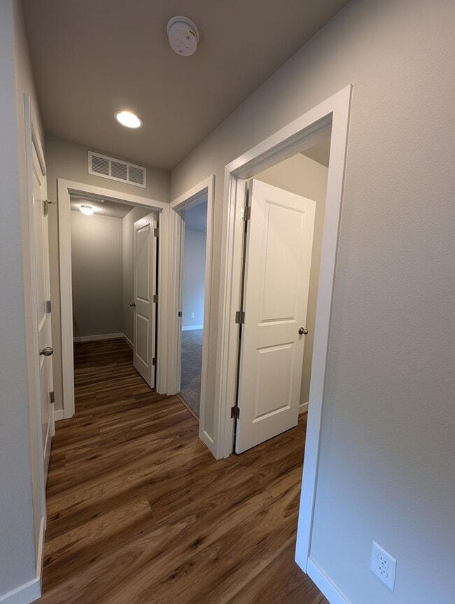 Building Photo - Pristine Bremerton 3 Bedroom Home AVAILABL...