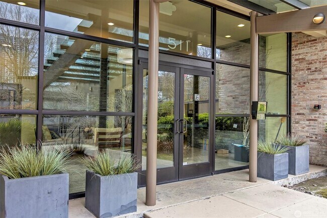 Building Photo - 3Bd/2Ba Bellevue Condo