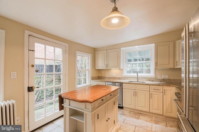 Building Photo - 217 S Lee St