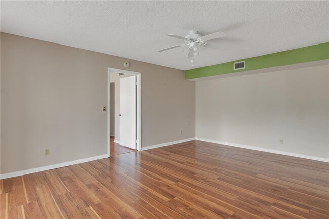 Building Photo - 1217 S Lakes End Dr