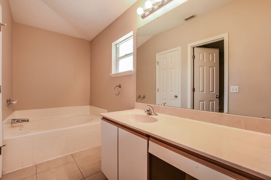 Building Photo - 4205 Iveyglen Ave