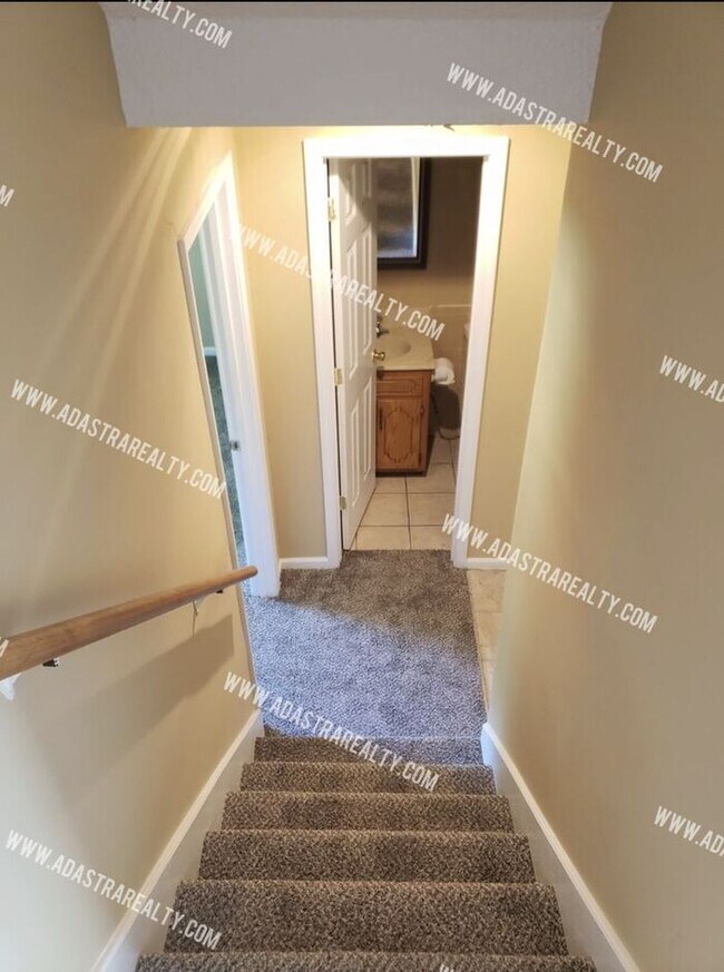 Building Photo - 3 Bedroom Duplex in Olathe North District-Available in AUGUST!!