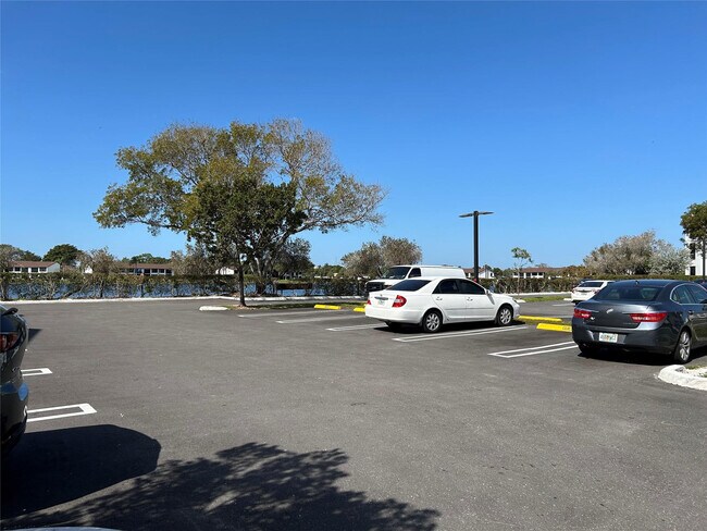 Building Photo - 211 Lake Pointe Dr