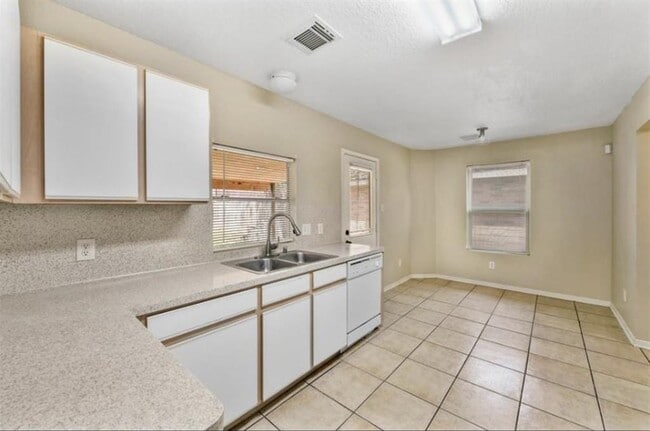 Building Photo - 2106 Tomlinson Trail Dr