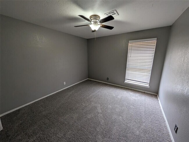 Building Photo - 16904 Meadow Lake Cir