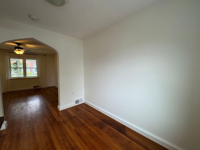 Building Photo - Charming 2 Bed 1 Bath Interior Townhome Wi...