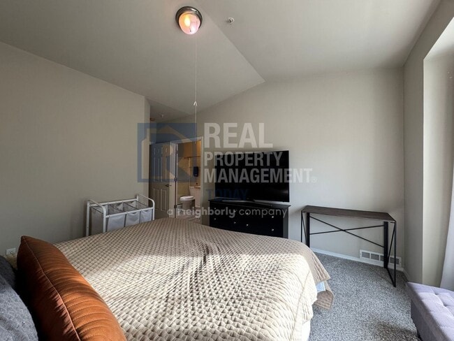Building Photo - Beautifully Furnished 3 Bedroom Condo!
