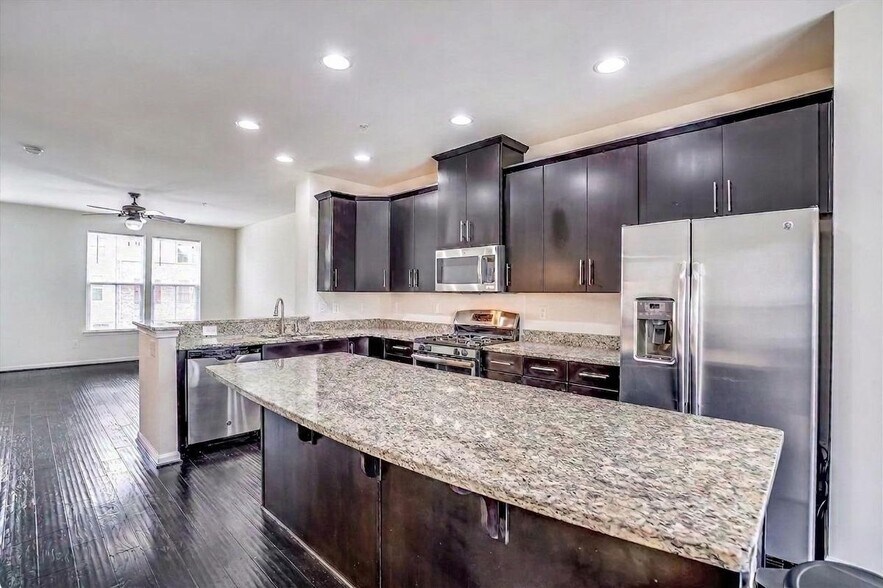 Building Photo - 725 Apple Orchard Dr