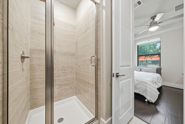 Building Photo - 2401 Crawford St