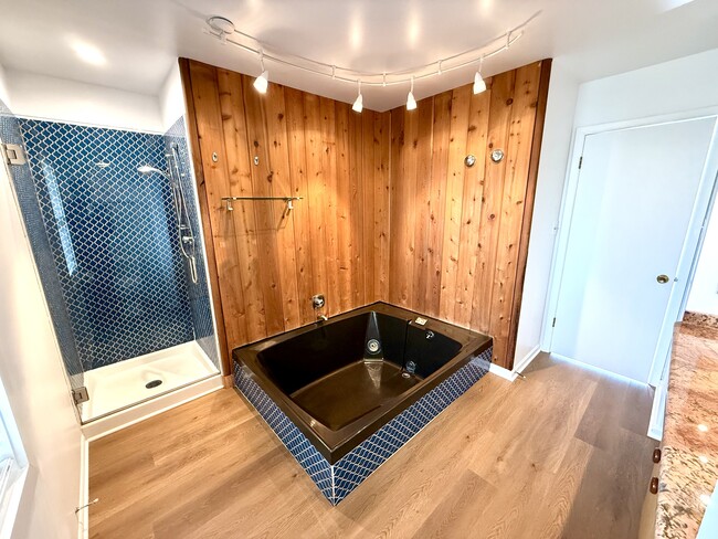 Building Photo - 521 N Oak St