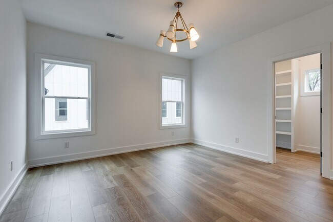 Building Photo - 862 W Sharpe Ave