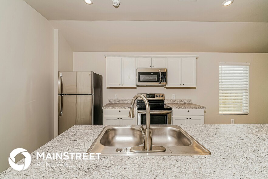 Building Photo - 65 Jonathan Dr