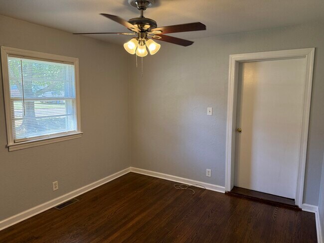 Building Photo - 2503 Apricot Ln