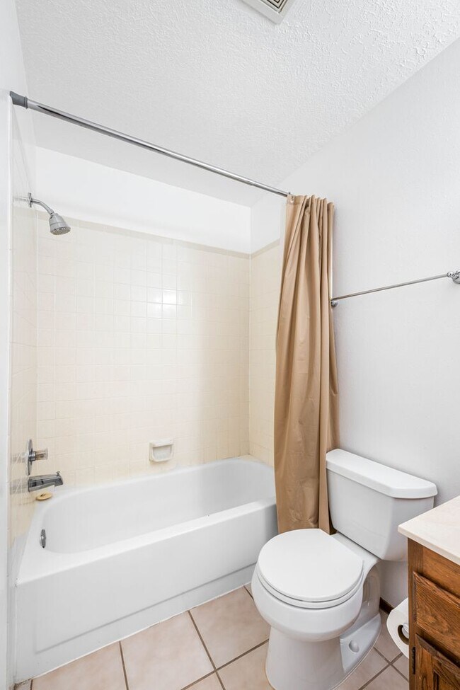 Building Photo - Snug One-Bedroom on Historic Hillside Ave.