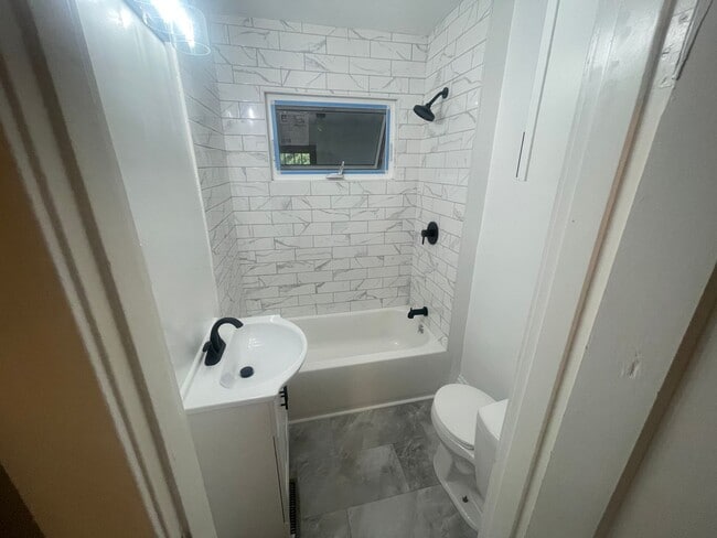 Building Photo - One Bedroom House for rent close to Rivermont shops and Randolph College.