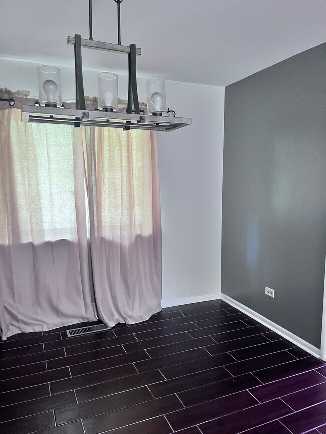 Building Photo - 8520 Lakewood Ave