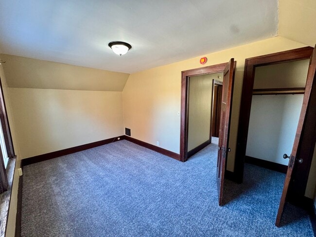 Building Photo - Updated 3BR Townhome Across from Stephens Park