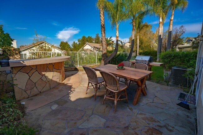 Building Photo - Northbridge 4 Bedroom Home in Valencia!