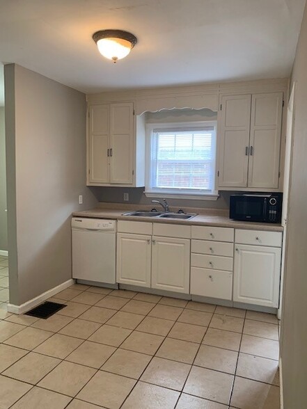 Building Photo - 737 W 44th St