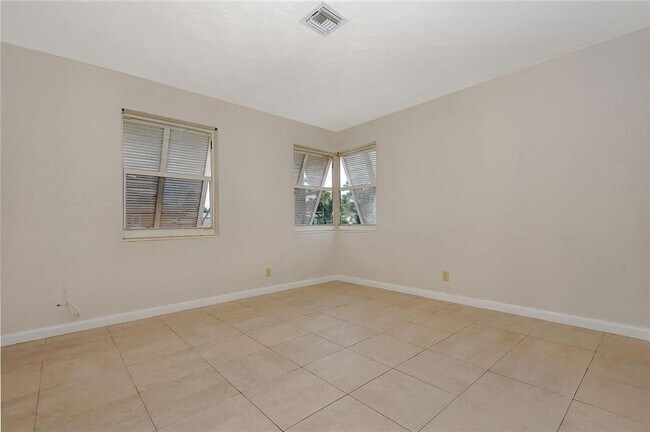Building Photo - 1130 NE 24th St