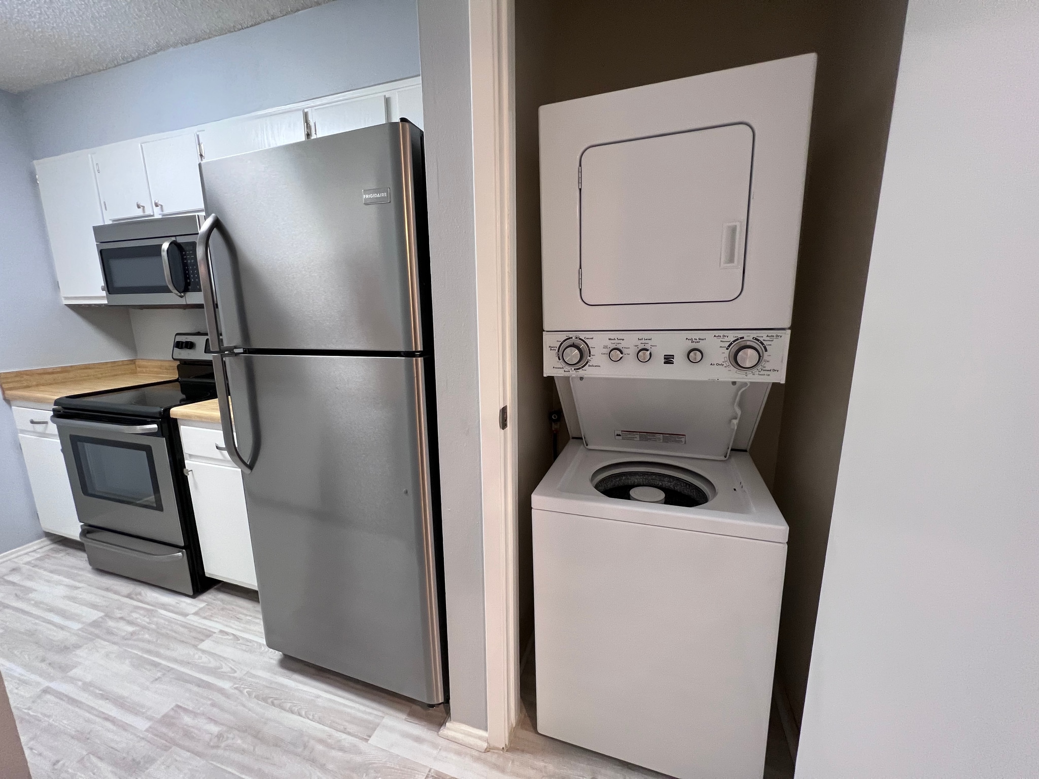 Building Photo - 7076 N Holiday Dr