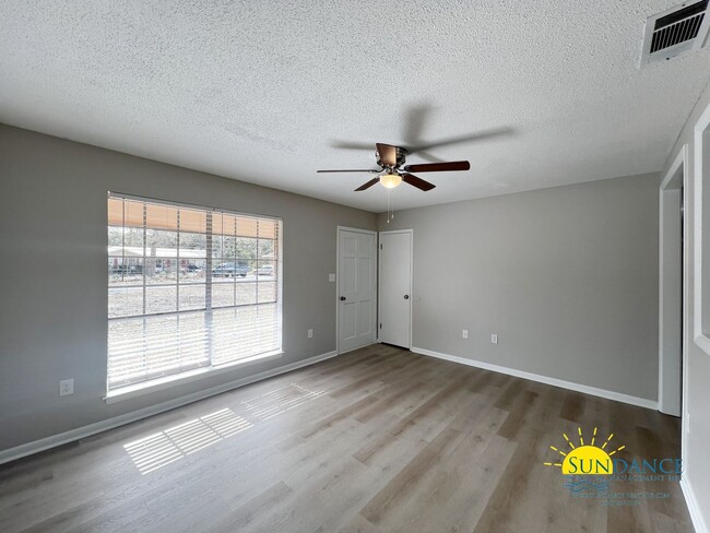 Building Photo - Charming 3 Bedrooms Home in Crestview, a must see at a great price!