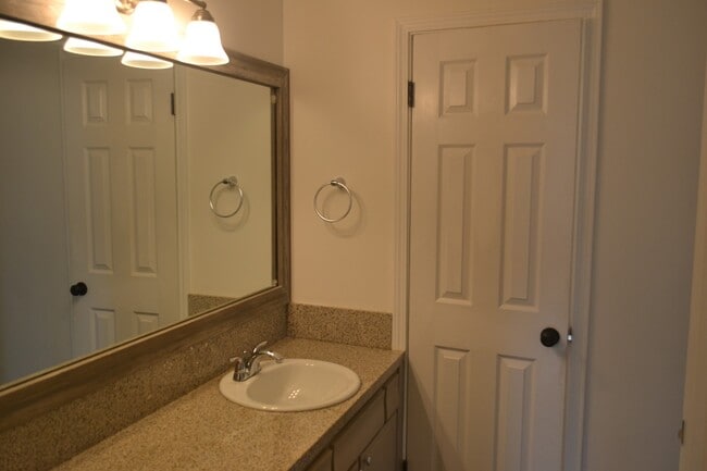 Building Photo - Wonderful Evergreen Hills Community 3 Bed 2 bath Large Lot Single Family Rental