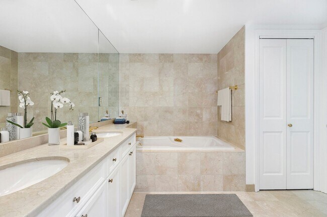 Building Photo - Prestigious Nob Hill Stunning Boutique Condo, Doorman, Parking – PROGRESSIVE