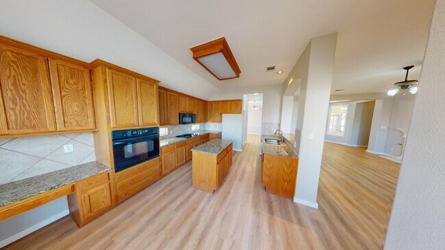 Building Photo - Elegant home in Pflugerville with great fe...