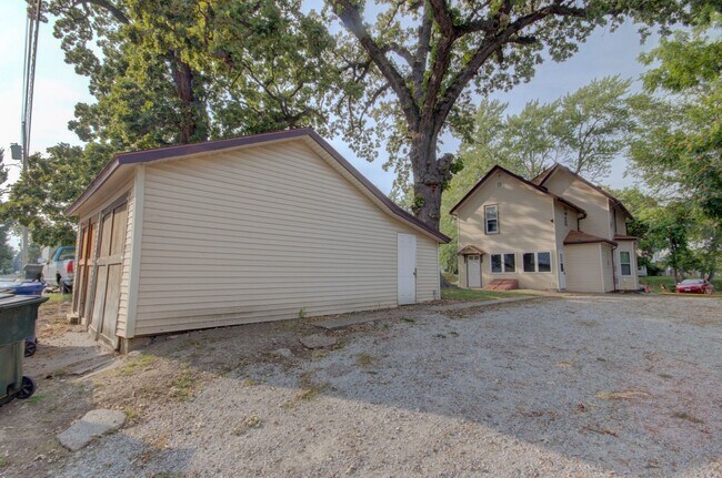 Building Photo - SL POS929