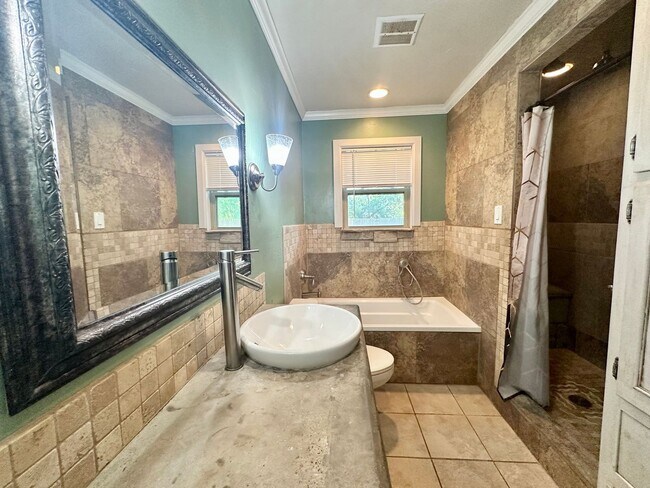 Building Photo - 5719 Fairview Dr
