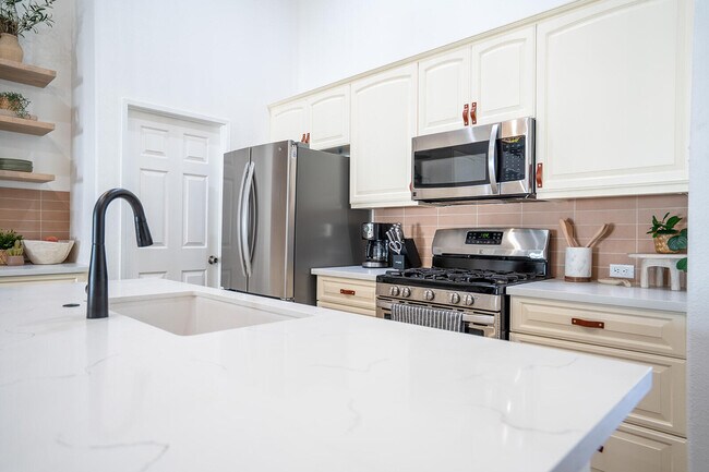 Building Photo - 45150 Birchcrest Cir