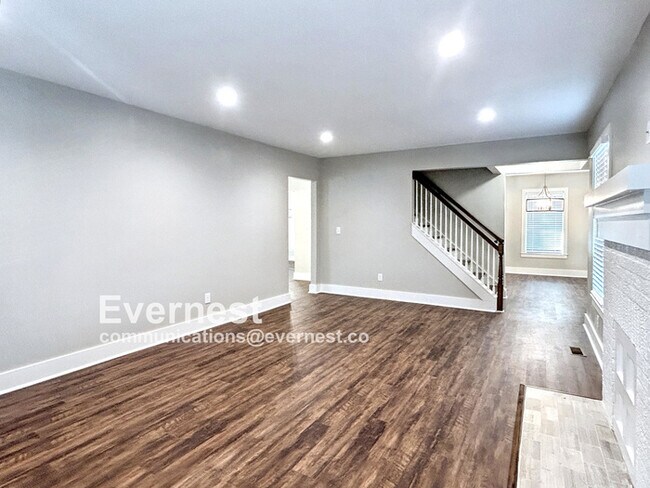 Building Photo - 4-Room Home in Prime Location Near Schools...