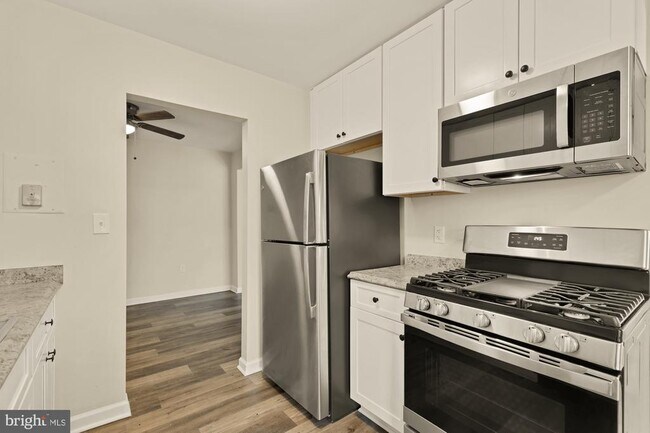 Building Photo - 882 College Pkwy