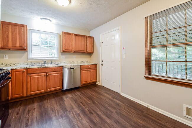 Building Photo - 1821 Pine Creek Dr